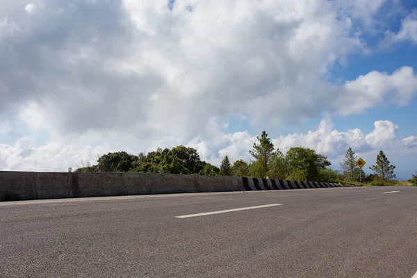 Strada asfaltata con nuvola sfondo cielo blu — Foto Stock