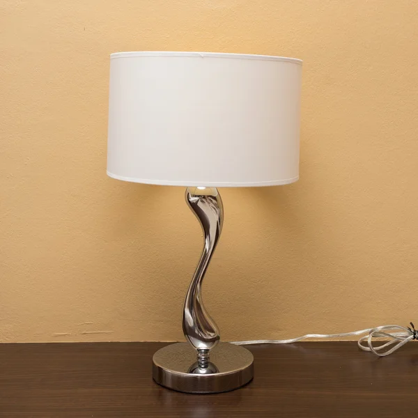 木製テーブル ベッドサイドの電気ランプ — ストック写真