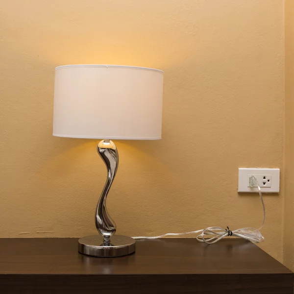 Elektřiny lampu na noční stolek dřevěný stůl — Stock fotografie