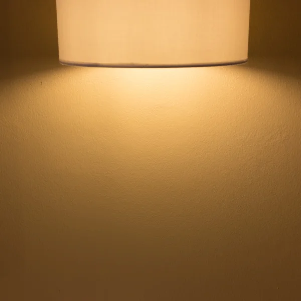 Lâmpada de luz sobre argamassa cimento parede fundo — Fotografia de Stock