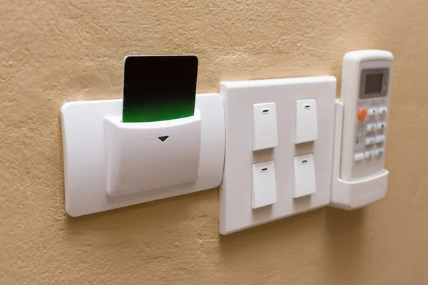 Kontrol kartu divais dari listrik di dalam ruangan — Stok Foto