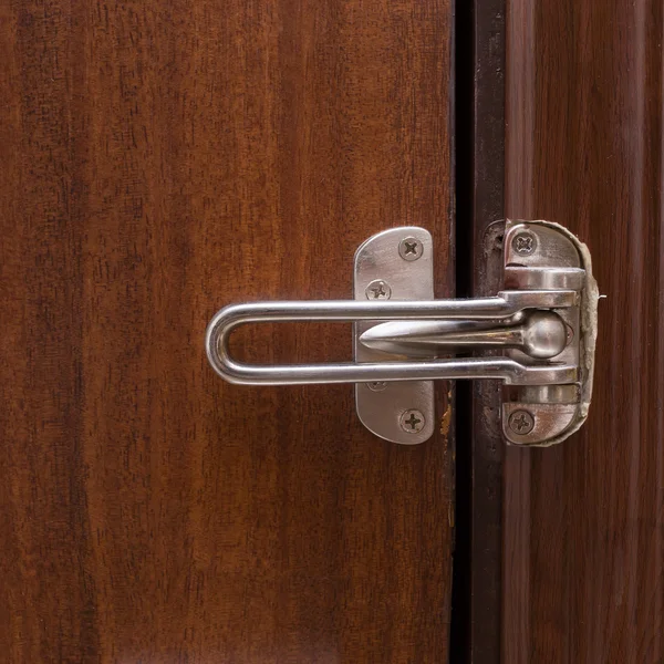Seguridad de la puerta de seguridad en la puerta de madera — Foto de Stock