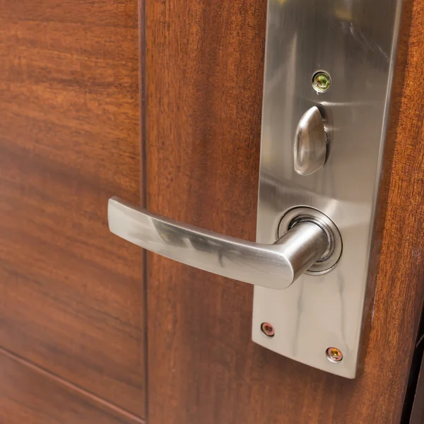 Gagang pintu logam pada pintu kayu — Stok Foto