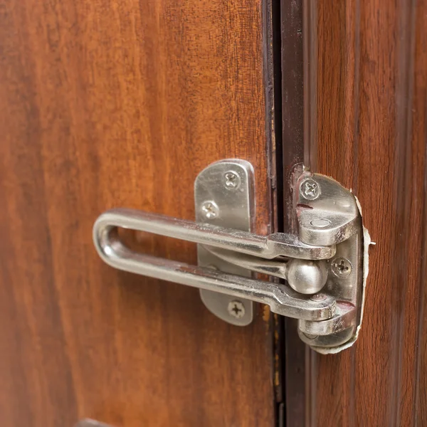 Seguridad de la puerta de seguridad en la puerta de madera — Foto de Stock