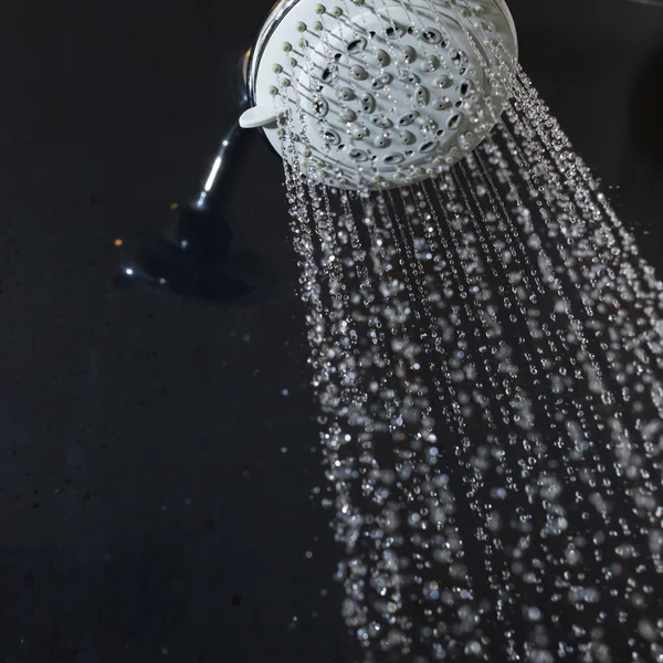 Duschkopf mit fließenden Wassertropfen — Stockfoto