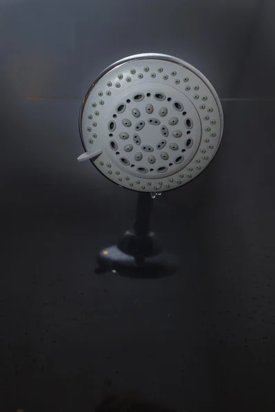 Pomme de douche dans salle de bain — Photo