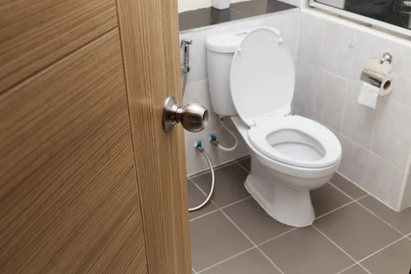 Toilet flush putih di interior kamar mandi modern, tombol fokus pintu . — Stok Foto