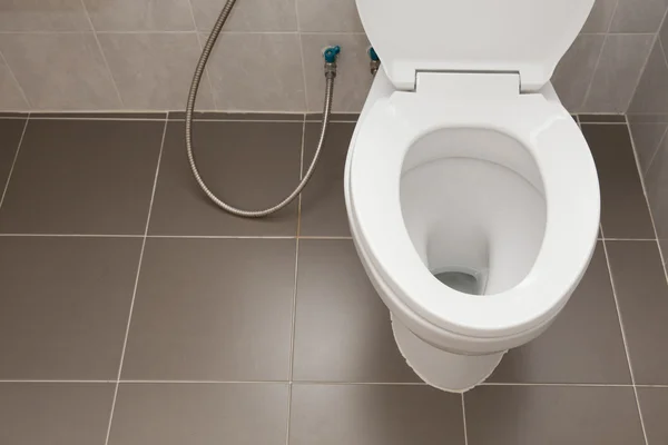 Wit spoeltoilet in modern sanitair — Stockfoto