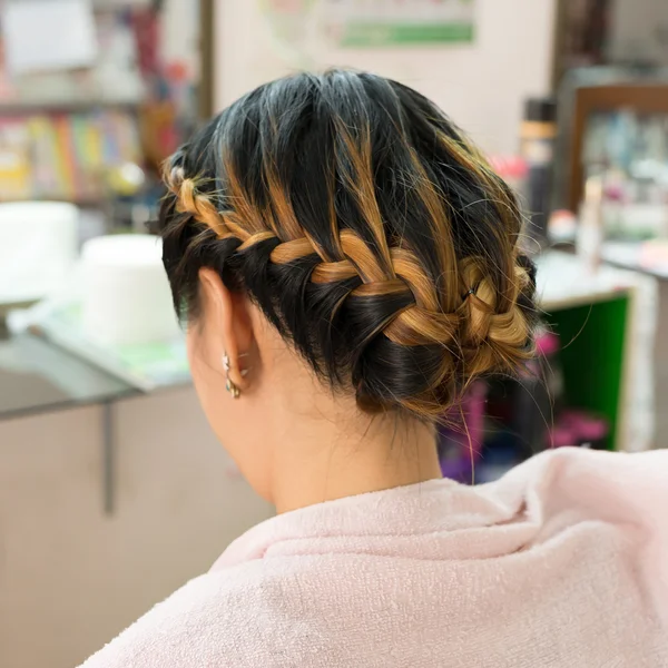 Lunga treccia creativa capelli castani in salone di bellezza — Foto Stock