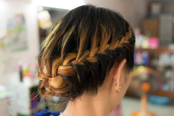 Lång fläta kreativa brunt hår stil i salong skönhet — Stockfoto