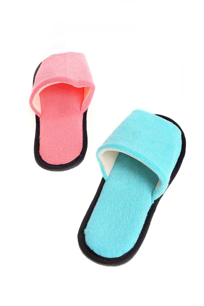 Rood en blauw slippers schoeisel geïsoleerd op witte achtergrond — Stockfoto