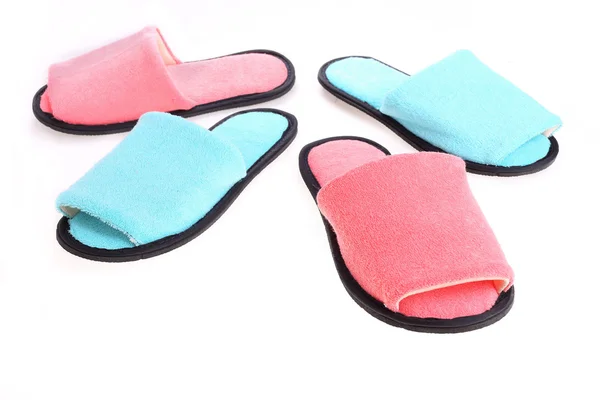 Rood en blauw slippers schoeisel geïsoleerd op witte achtergrond — Stockfoto