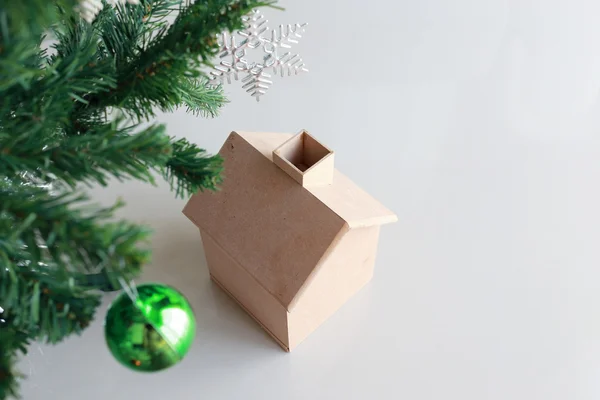 Kerstdecoratie met klein houten huis en boom — Stockfoto