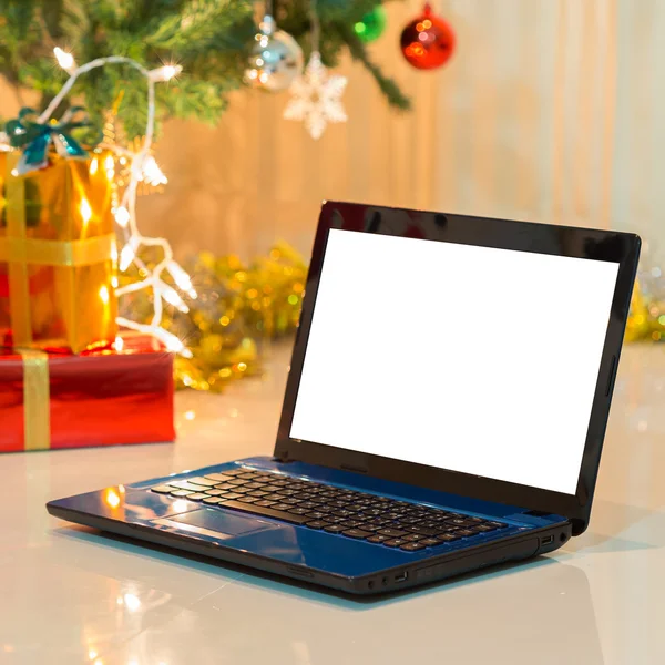 Laptop com caixa de presente e luzes de Natal fundo — Fotografia de Stock