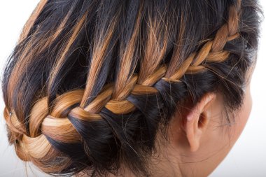 uzun saç stili kadının kafasına örgü