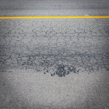 siyah asfalt yol çatlamak hasar ile boş