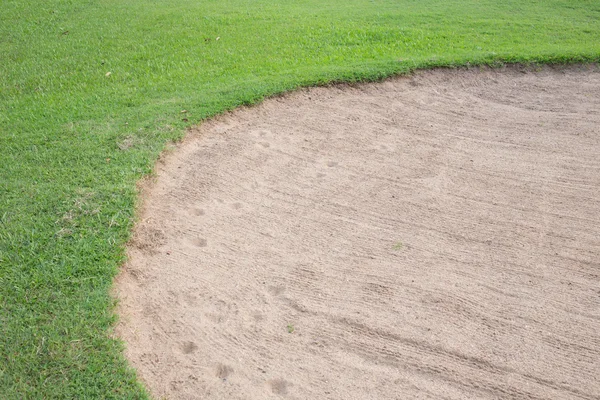 Piasek bunkier i zielona trawa golf course — Zdjęcie stockowe