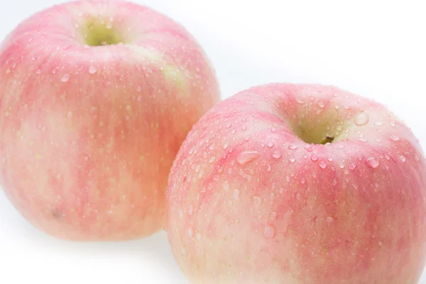 Яблочный фуджи фрукты изолированы на белом фоне — стоковое фото