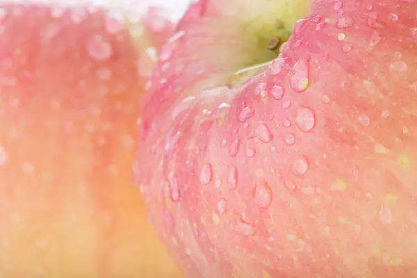 Apfel-Fuji-Frucht mit Wassertropfen — Stockfoto