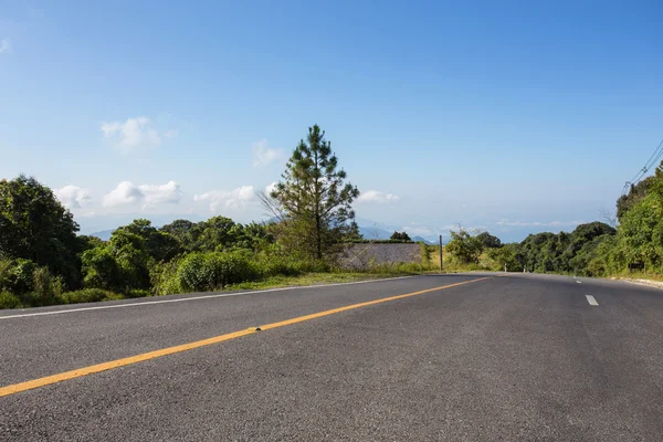 Route asphaltée avec nuage fond bleu ciel — Photo