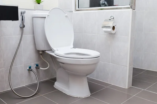 Toilet siram putih di interior kamar mandi modern — Stok Foto