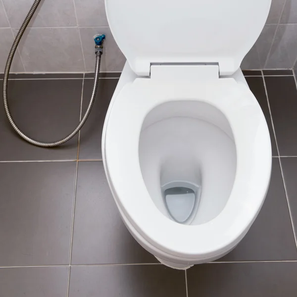 Toilet siram putih di interior kamar mandi modern — Stok Foto