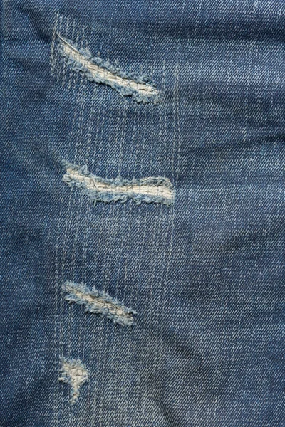 Jeans jeans azul velho rasgado com design de moda — Fotografia de Stock