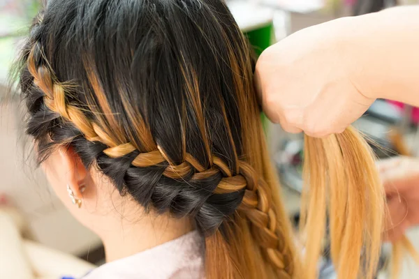 Lång fläta kreativa brunt hår stil i salong skönhet — Stockfoto