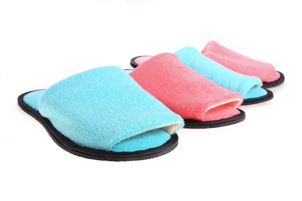 Rood en blauw slippers schoeisel geïsoleerd op witte achtergrond — Stockfoto