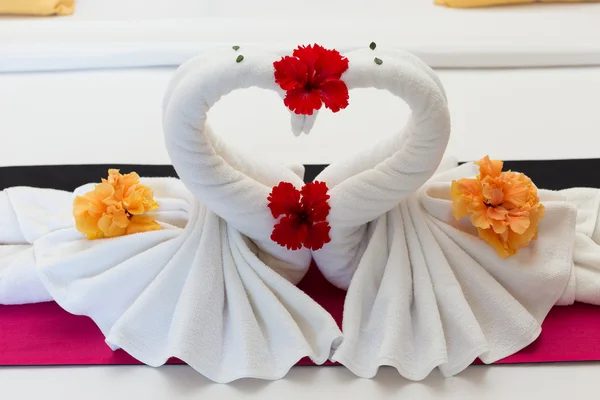 Bílé labutě z ručníků na lůžko v hotelu — Stock fotografie