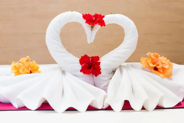 White swans made from towels on bed in the hotel — Stock Photo, Image