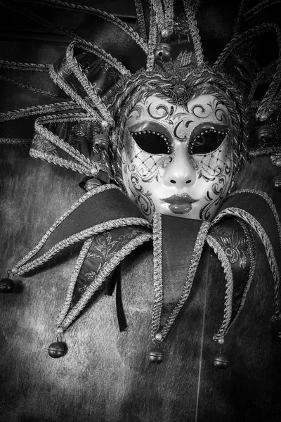 Rote Karnevalsmaske, Schwarz-Weiß-Bild — Stockfoto