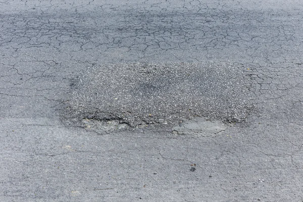 Asfalto strada nera vuota con riparazione strada danneggiata — Foto Stock