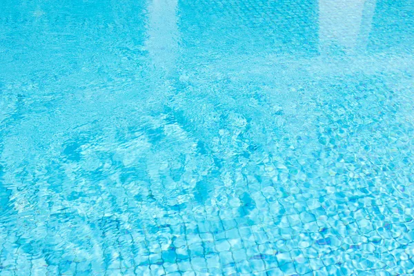 Água ondulação na piscina azul — Fotografia de Stock