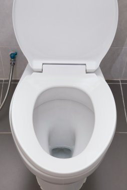 Modern banyo içinde beyaz sifon tuvalet