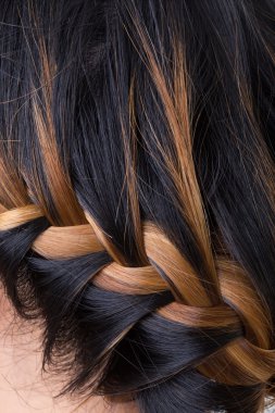 uzun saç stili kadının kafasına örgü