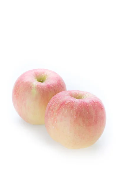 Fruta de manzana fuji con gotas de agua sobre fondo blanco — Foto de Stock
