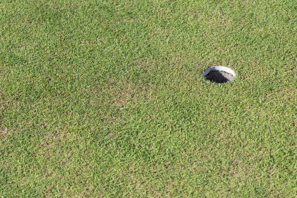 Golfloch auf grünem Gras, Golfplatz — Stockfoto