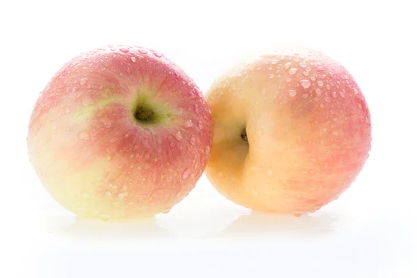 Fruta de manzana fuji con gotas de agua sobre fondo blanco — Foto de Stock