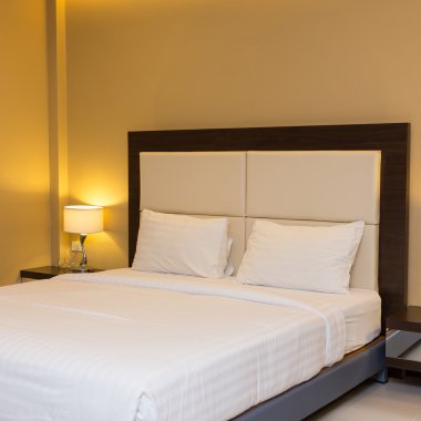 yatak ve lamba dekorasyon yatak odası