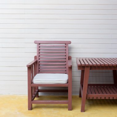 harç duvar arka plan ile sarı çimento katta ahşap sandalye