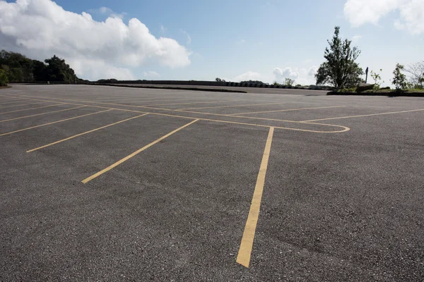 Asfalt rijbaan met wolk blauwe hemelachtergrond — Stockfoto