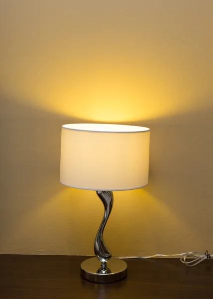 木製テーブル ベッドサイドの電気ランプ — ストック写真