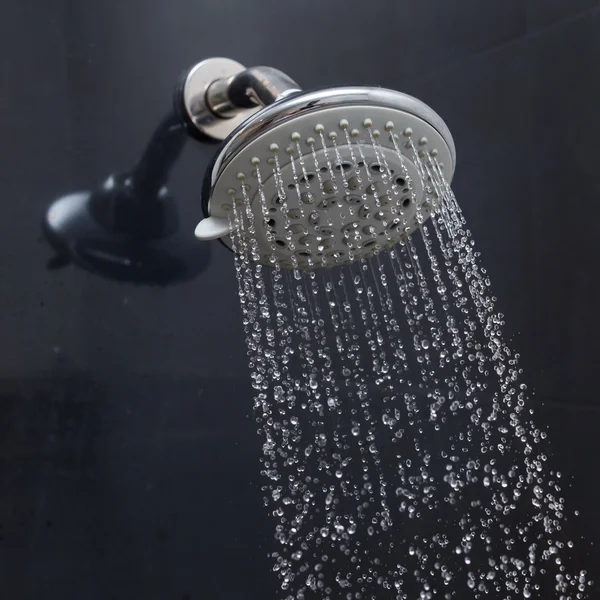Cabeça de chuveiro com gotas de água fluindo — Fotografia de Stock