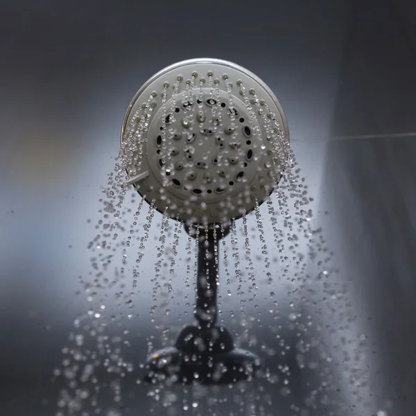 Cabeça de chuveiro com gotas de água fluindo — Fotografia de Stock
