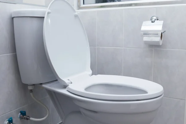 Toilet siram putih di interior kamar mandi modern — Stok Foto