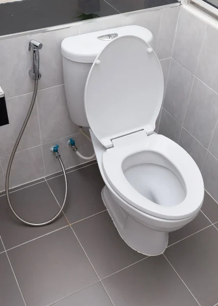 Toilet siram putih di interior kamar mandi modern — Stok Foto