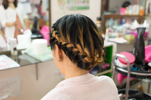 Longo estilo de cabelo marrom criativo trança na beleza do salão — Fotografia de Stock