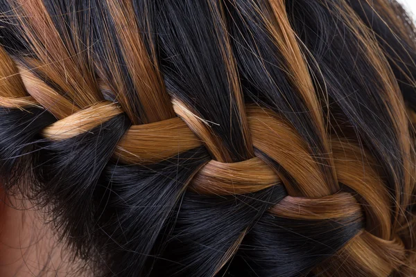 女性の頭の上の長い髪のスタイルを三つ編み — ストック写真