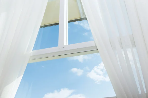 Λευκή κουρτίνα στο παράθυρο με το μπλε του ουρανού — Φωτογραφία Αρχείου